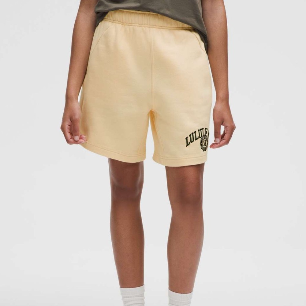 Lululemon Scuba Mid-Rise Oversized Short 7" size‎ XS butter cream and dark green